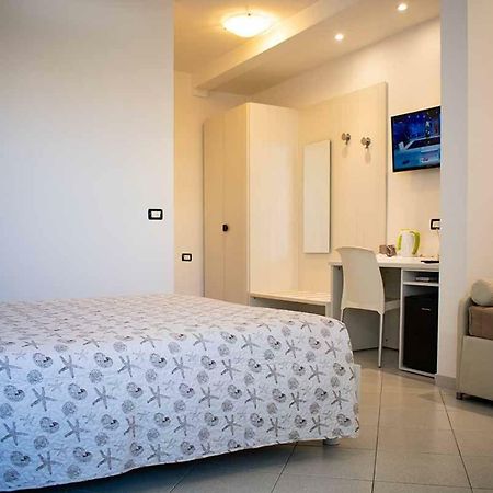 Hotel Delfino Marina Di Carrara Buitenkant foto