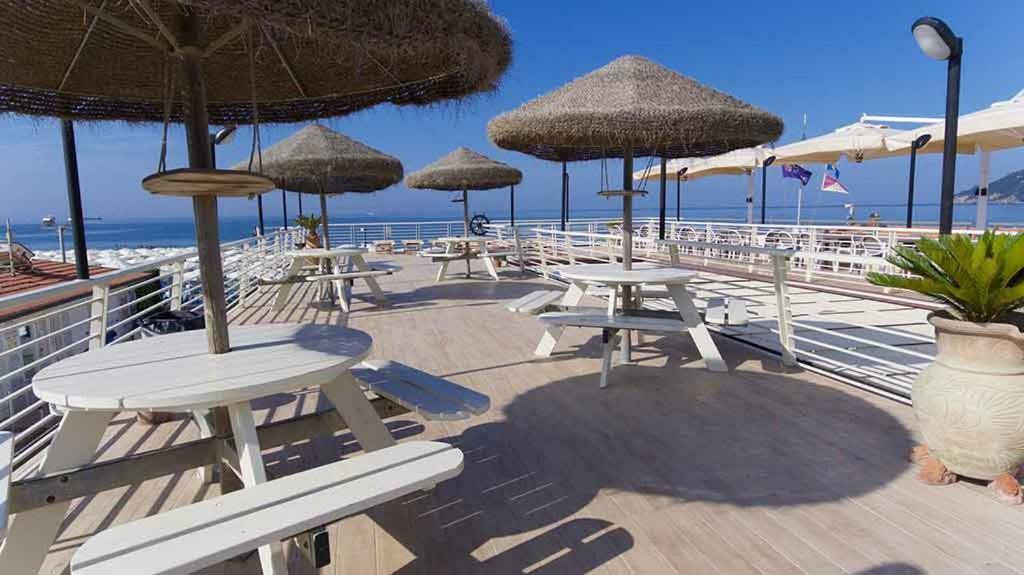 Hotel Delfino Marina Di Carrara Buitenkant foto
