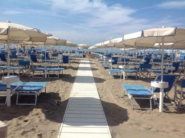 Hotel Delfino Marina Di Carrara Buitenkant foto