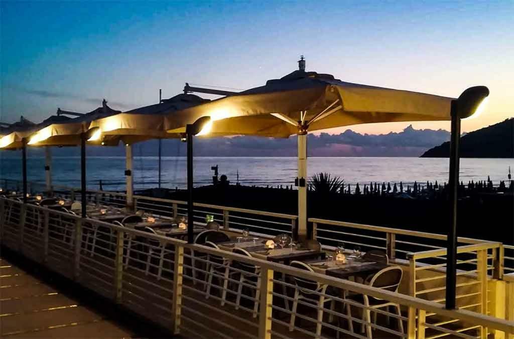 Hotel Delfino Marina Di Carrara Buitenkant foto