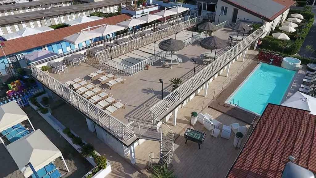 Hotel Delfino Marina Di Carrara Buitenkant foto