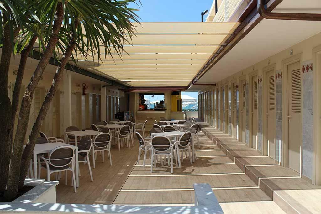 Hotel Delfino Marina Di Carrara Buitenkant foto