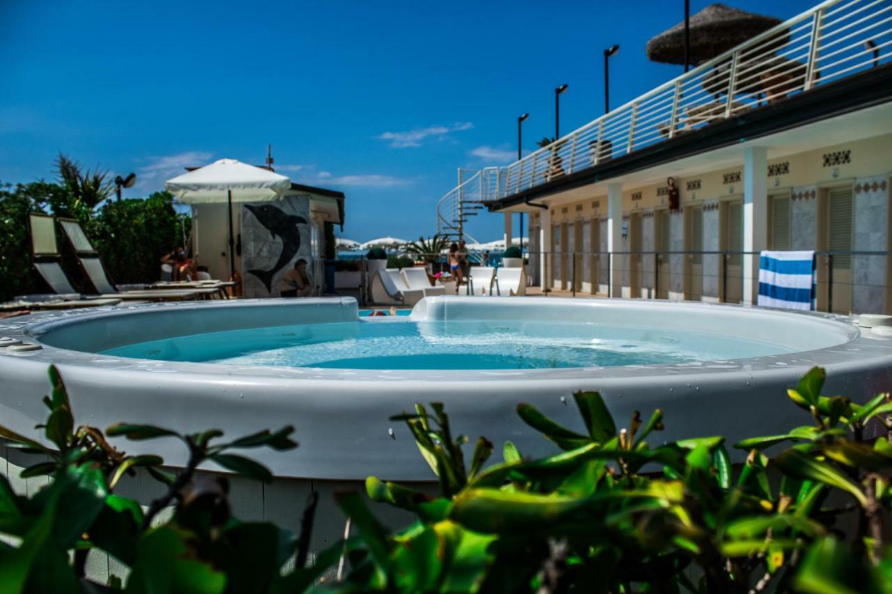 Hotel Delfino Marina Di Carrara Buitenkant foto