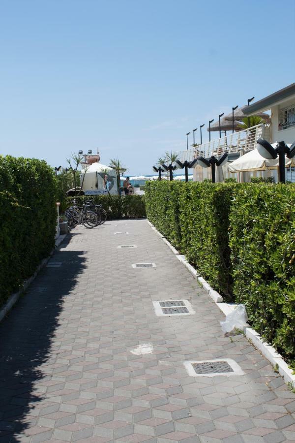 Hotel Delfino Marina Di Carrara Buitenkant foto