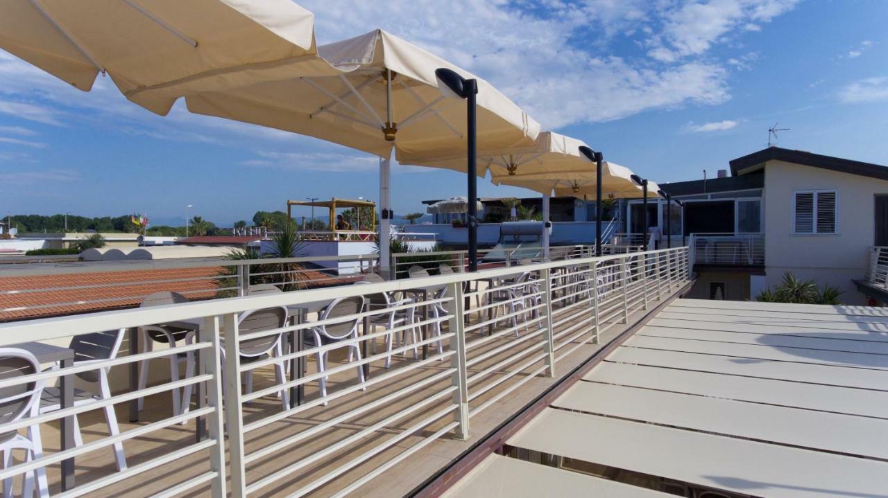 Hotel Delfino Marina Di Carrara Buitenkant foto