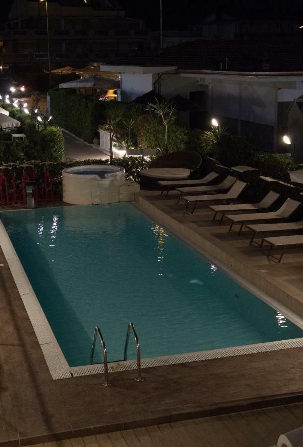 Hotel Delfino Marina Di Carrara Buitenkant foto