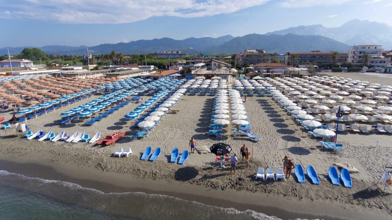 Hotel Delfino Marina Di Carrara Buitenkant foto