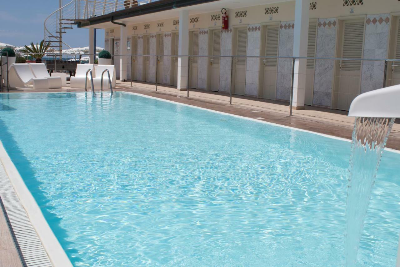 Hotel Delfino Marina Di Carrara Buitenkant foto